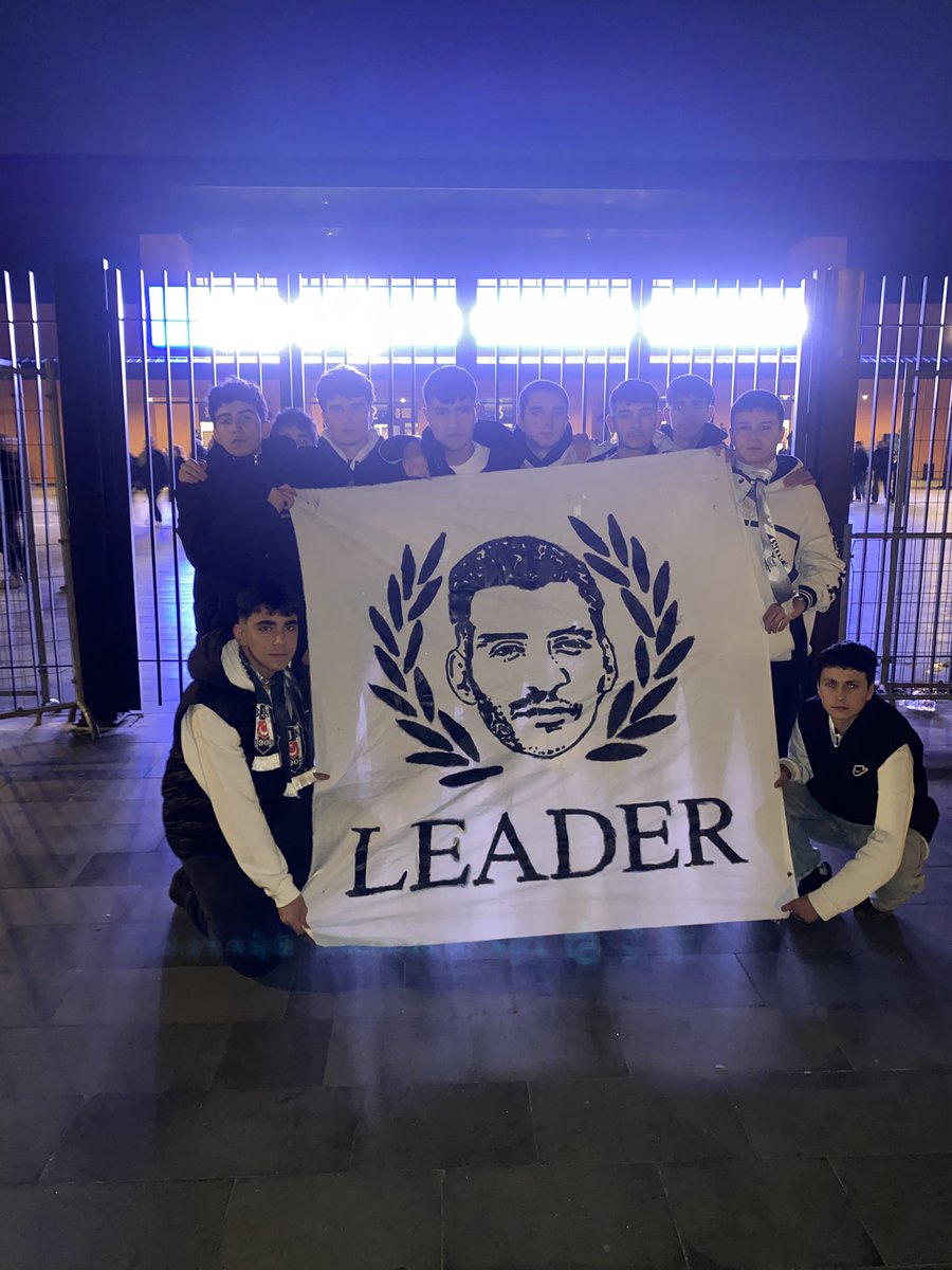 lisebjkcom's tweet photo. HASMIMIZ ÇOK, DENGİMİZ YOK. OPTİĞİN KARDEŞLERİYİZ, BİZDE GERİ YOK!

Şanlı Beşiktaşımızı fenerbahçeyle oynadığı Erkek basketbol mücadelesinde yalnız bırakmadık.
#LİSEBJK https://t.co/s7iTFFt1Zy
