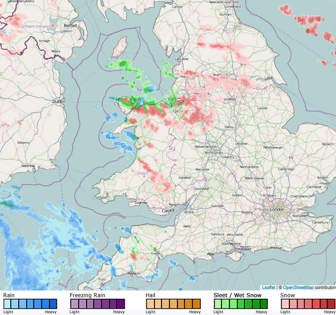 MetWatchUK's tweet image. Snow showers heading further Inland into the West Midlands now! Current conditions in Audley near Stoke-on-Trent. #uksnow