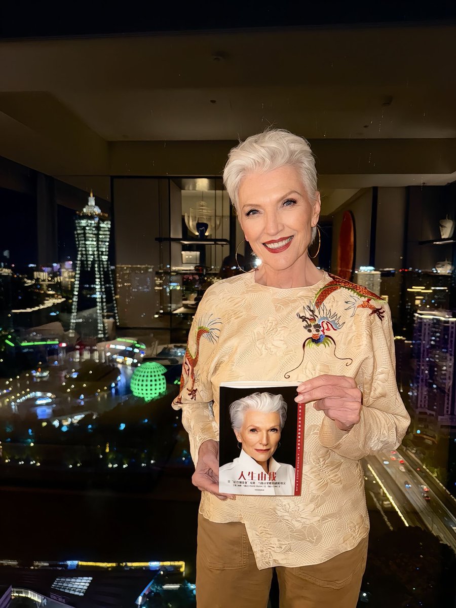 Milady_Hororo's tweet image. とても魅力的なお写真ですね。
優雅さ、自信、そして内面からあふれる強さが自然に表れていて、まさに時代を超えた魅力を感じます。
もし可能でしたら、書籍のご紹介やメッセージの日本語版はございますでしょうか。日本の読者の方々も、きっと深く共感されると思います。