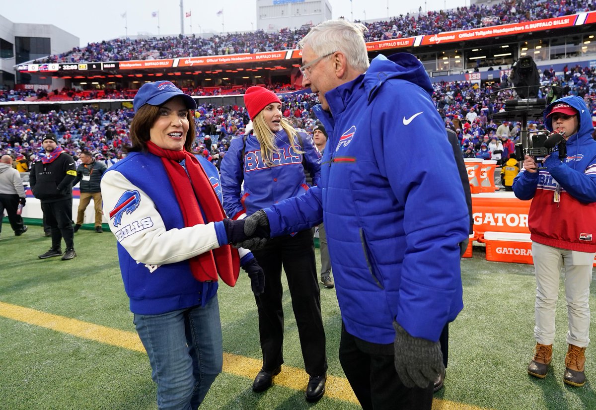 hsjrphoto's tweet image. .@GovKathyHochul greets #Bills owner Terry Pegula piror to playing the #Jets