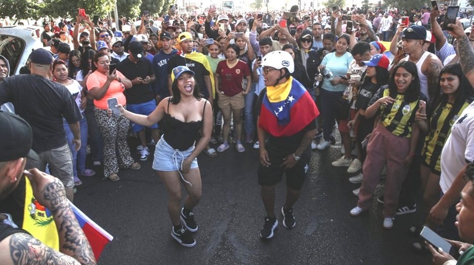 Venezolanos celebraron la caída de Maduro en todo el mundo, y todo el mundo pide que se devuelvan a Venezuela gamba.cl/2026/01/venezo…