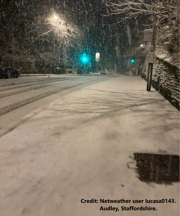 MetWatchUK's tweet image. Snow showers heading further Inland into the West Midlands now! Current conditions in Audley near Stoke-on-Trent. #uksnow