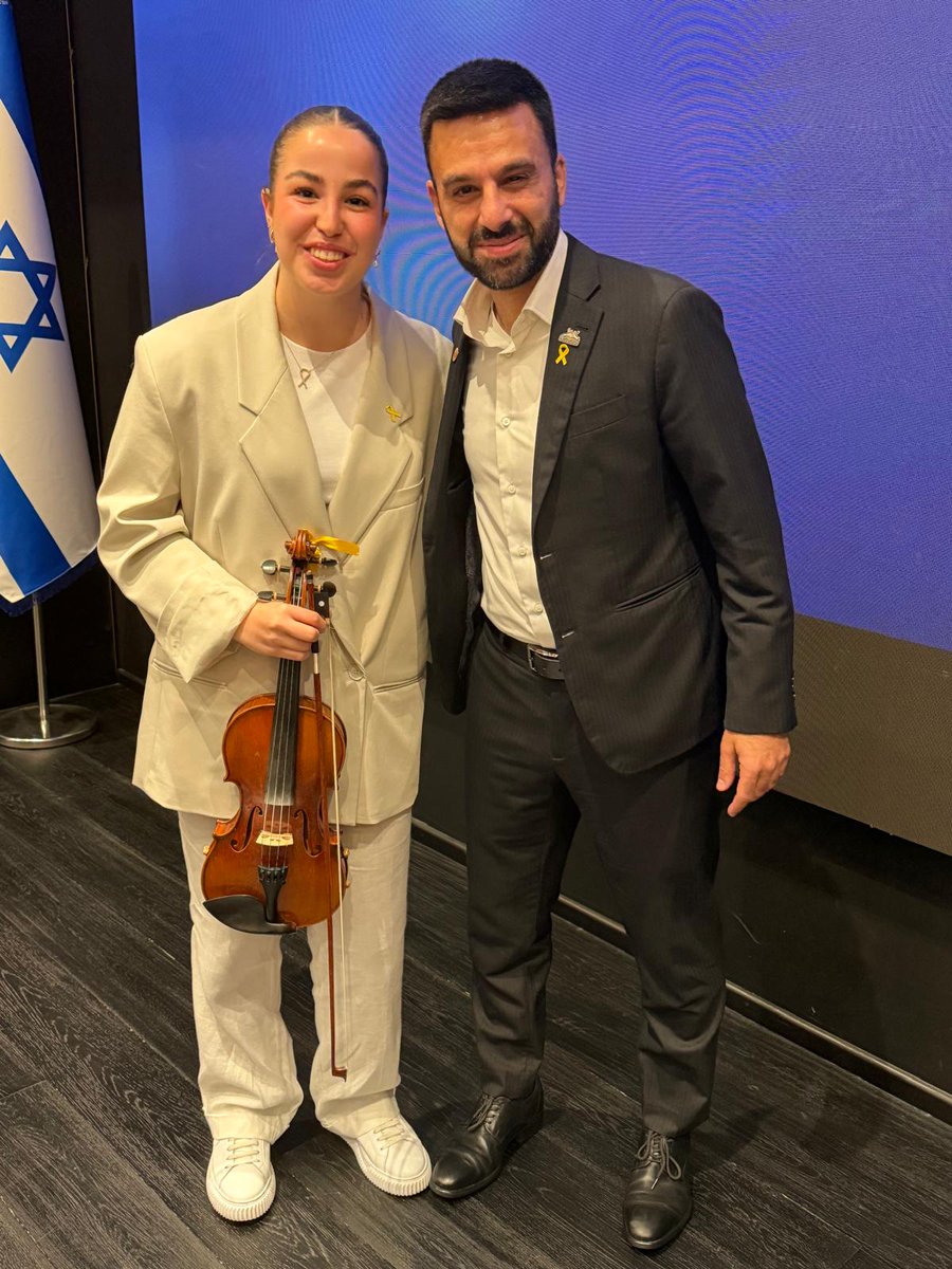 YosephHaddad's tweet image. אגם ברגר גיבורת ישראל!
לראות אותה מנגנת בכינור כשעד לפני שנה זה היה רק תמונה על פוסטר עם הכותרת "חטופה בעזה"  זה אשכרה חלום שהתגשם!