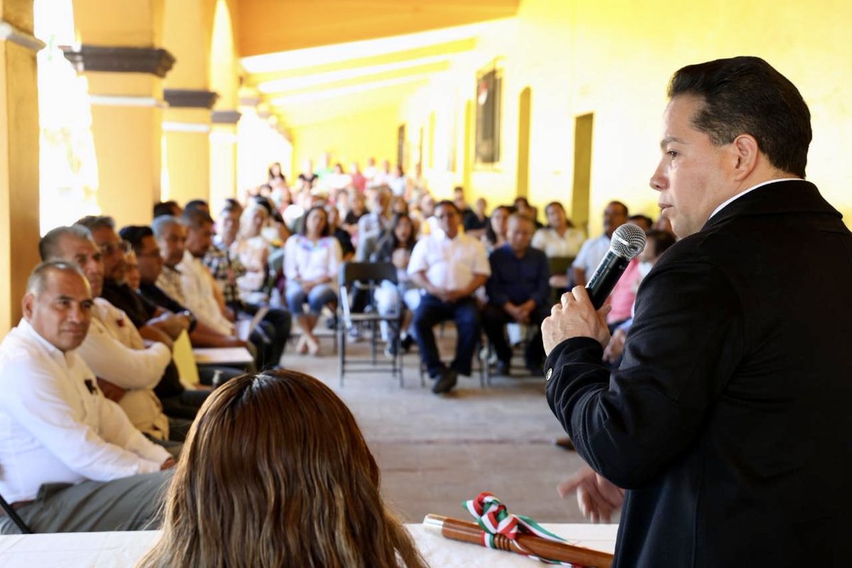 JC_GMarquez's tweet photo. Este día junto a mi Cabildo y directores del H. Ayuntamiento de Santa Lucía del Camino y mi amiga Diputada del Dtto. XII Daniela Taurino (@DanielaTaurinoo) asistimos al acto solemne para tomar protesta a las nuevas autoridades de la Agencia de San Francisco Tutla: 

Agente Municipal: José Gaspar Martínez Santiago 
Suplente: Olegario Pérez Santiago 
Tesorero: Josué Alonso Márquez
Secretario: Freddy Lázaro Santiago Manuel.

Alcalde Francisco Luis Alonso
1 suplente Rufino Alejandro Luis Ortega
2 suplente Eduardo Rivas Márquez 
Secretario Julio César Martínez Manuel. 

A todos ellos, les deseo el mejor de los éxitos en su nueva encomienda y reitero mi compromiso con la agencia para seguir creciendo juntos. Asimismo, reconozco el camino trazado en gobernabilidad y bienestar de las autoridades salientes. 

¡Honestidad, Transformación, Bienestar!