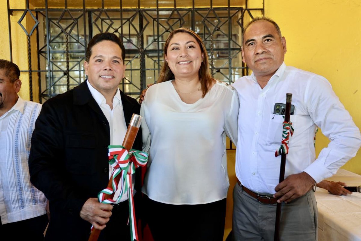 JC_GMarquez's tweet photo. Este día junto a mi Cabildo y directores del H. Ayuntamiento de Santa Lucía del Camino y mi amiga Diputada del Dtto. XII Daniela Taurino (@DanielaTaurinoo) asistimos al acto solemne para tomar protesta a las nuevas autoridades de la Agencia de San Francisco Tutla: 

Agente Municipal: José Gaspar Martínez Santiago 
Suplente: Olegario Pérez Santiago 
Tesorero: Josué Alonso Márquez
Secretario: Freddy Lázaro Santiago Manuel.

Alcalde Francisco Luis Alonso
1 suplente Rufino Alejandro Luis Ortega
2 suplente Eduardo Rivas Márquez 
Secretario Julio César Martínez Manuel. 

A todos ellos, les deseo el mejor de los éxitos en su nueva encomienda y reitero mi compromiso con la agencia para seguir creciendo juntos. Asimismo, reconozco el camino trazado en gobernabilidad y bienestar de las autoridades salientes. 

¡Honestidad, Transformación, Bienestar!