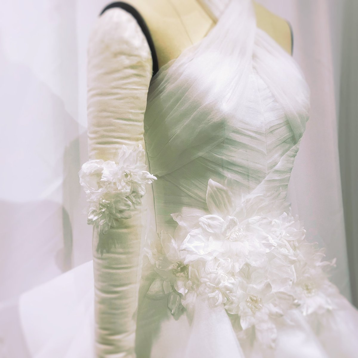 ↓ 第75回NHK紅白歌合戦にて、乃木坂46の皆さんが“Same numbers”を披露する際の衣裳を担当させていただきました。花というテーマをいただき、演出やseishiroさんの振り付けの中で、回転した時に花がふわりと開くような見え方になるといいなと思い、デザインしています。
ありがとうございました✨