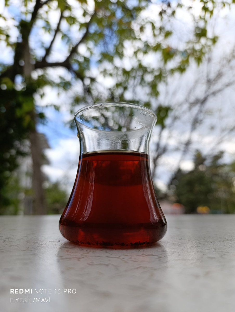 Geceye...

Dünya bu yorar... 

Yordu.