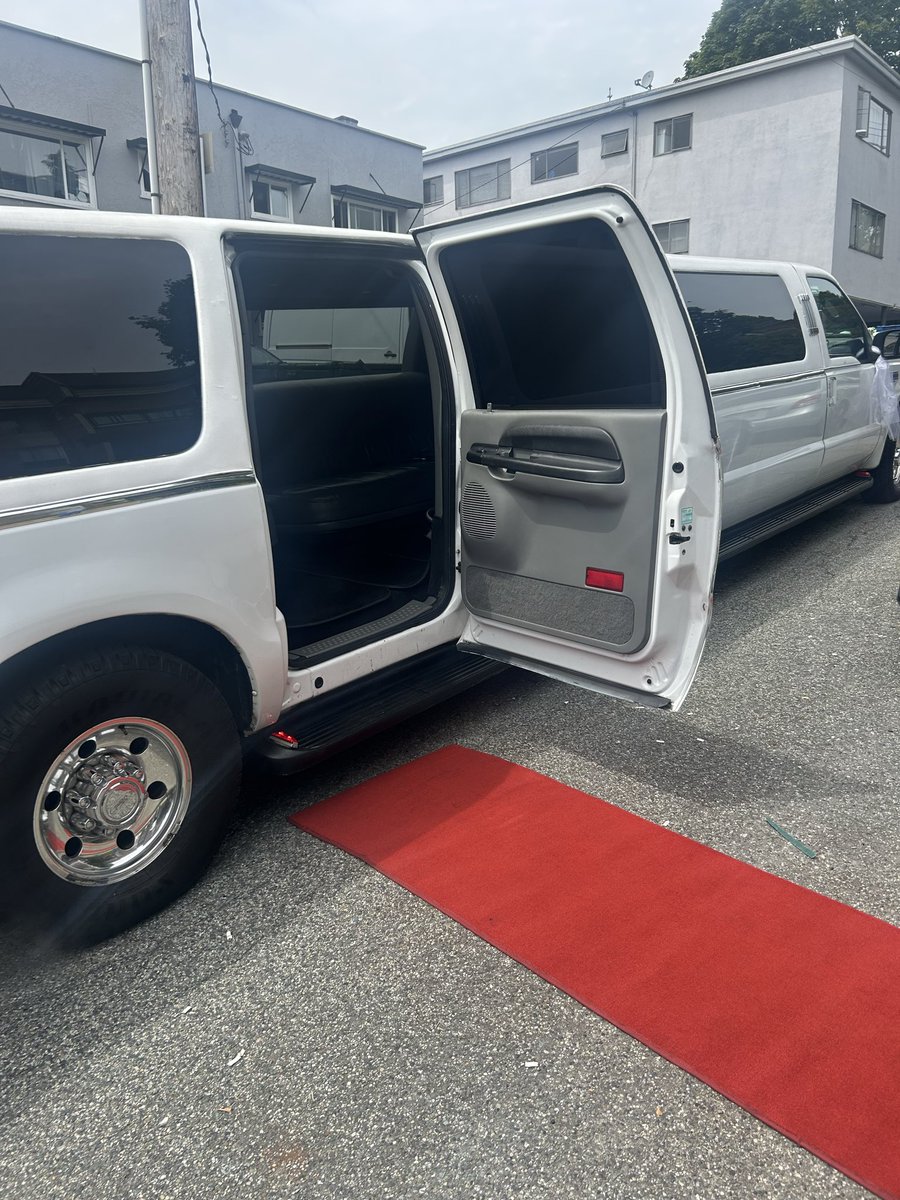 vanroyallimo's tweet photo. Looking for Wedding Limousine Services in Vancouver? 
Trust Royal Limousine Vancouver for elegant, reliable transportation that adds luxury and style to your wedding day. https://t.co/GqJ49K3VKC