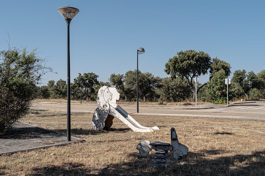 Tirando de  archivo. Urbanización fallida. Parque infantil expuesto al sol, sin uso  ni sombra, junto a la carretera nacional N-631.