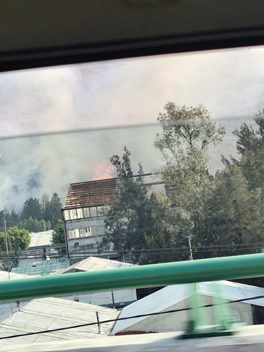 Berlin04's tweet photo. @TlaColo  incendio en el cerro, se ve desde la carretera Naucalpan -ecatepec Antes de la caseta de cobro https://t.co/KrKsOewcRS
