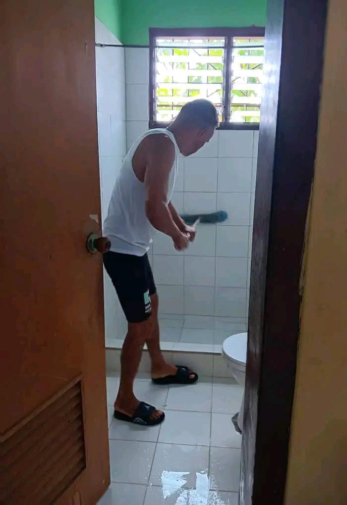 Con profunda vocación nuestra Brigada Médica Cubana en el Centro Diagnóstico Integral Andrés Guzmán de Chaguaramas realizó una jornada especial de limpieza y saneamiento.Estas acciones demuestran que su labor va más allá de la consulta médica.
#CubaPorLaVida