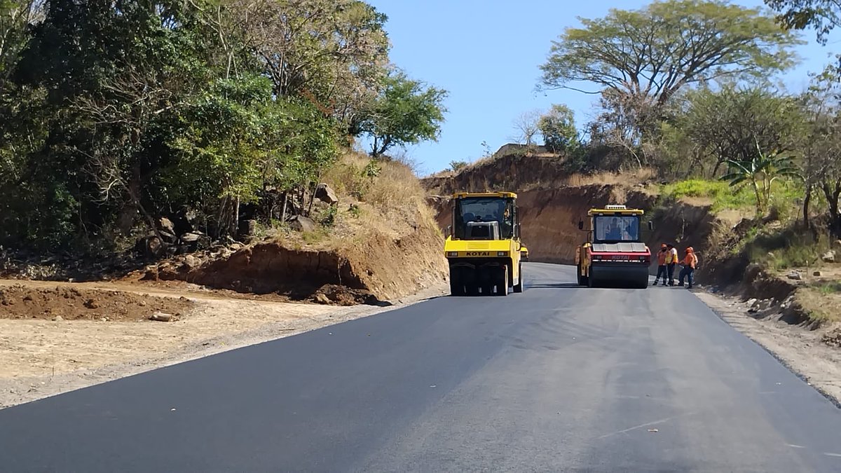 ObrasPublicasSV's tweet photo. El proceso de pavimentación en la calle hacia el cantón El Coco, en Chalchuapa, continúa hoy domingo. https://t.co/6CDj461tZg