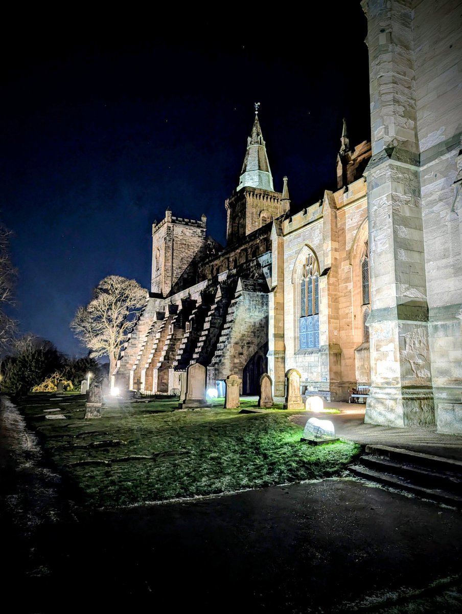 Dunfermline Abbey on a freezing cauld night. 🥶