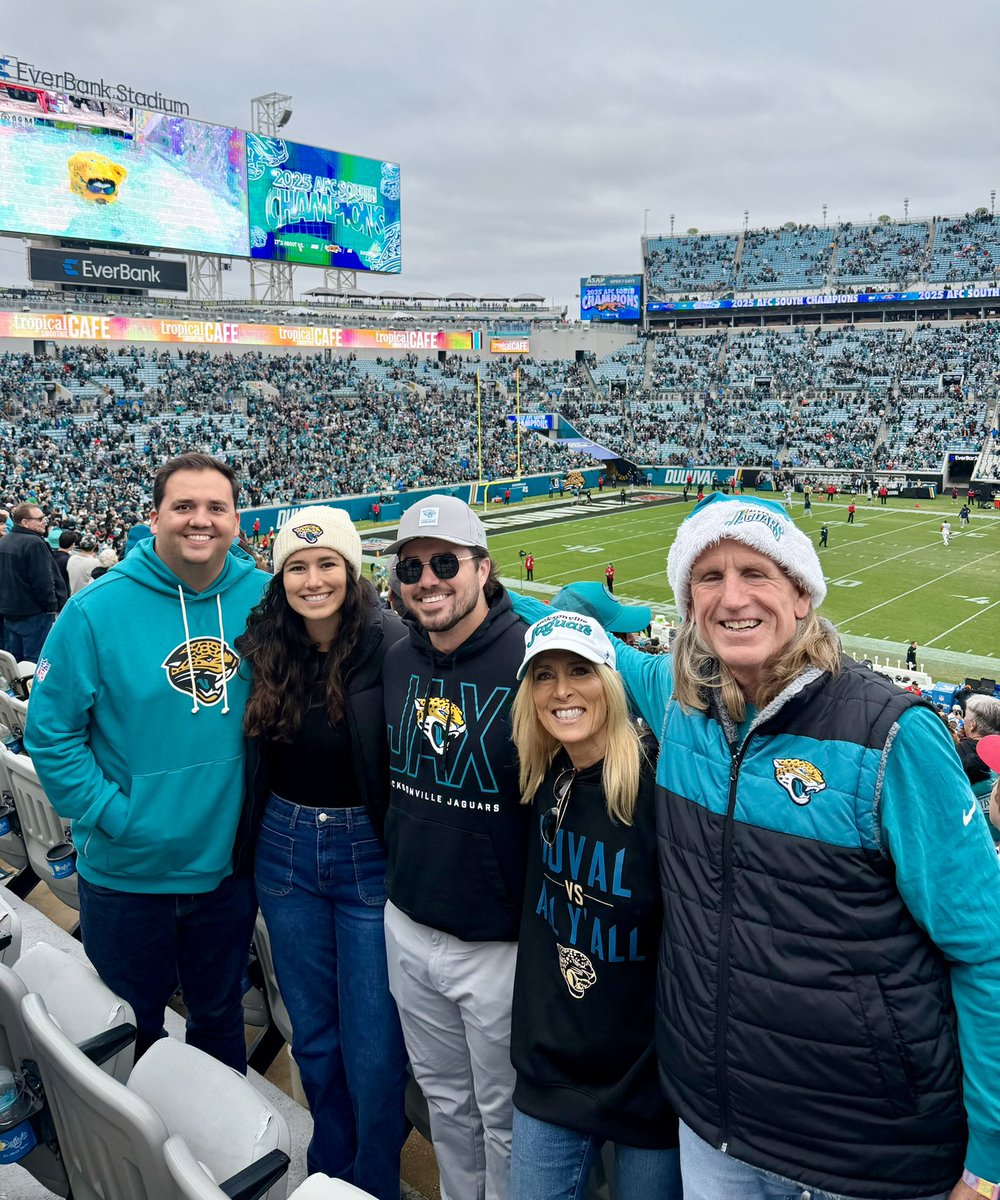 DonnaDeegan's tweet photo. What a moment! AFC South Champions, baby!  Congratulations @Jaguars -See you in playoffs!!! #DUUUVAL https://t.co/WsvFGGAVqL