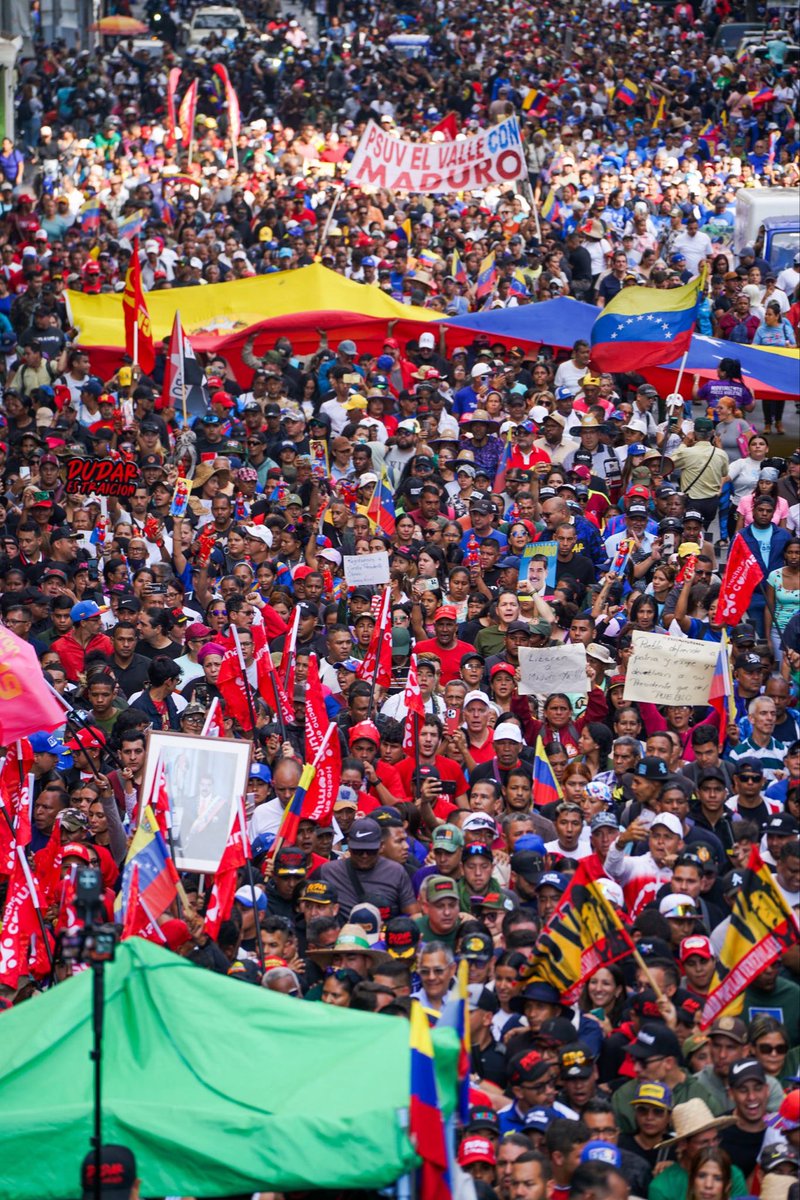 Ahora mismo las calles de Venezuela son un clamor multitudinario exigendo la liberación de Nicolás Maduro y Cilia Flores, secuestrados por el régimen terrorista de Trump.
