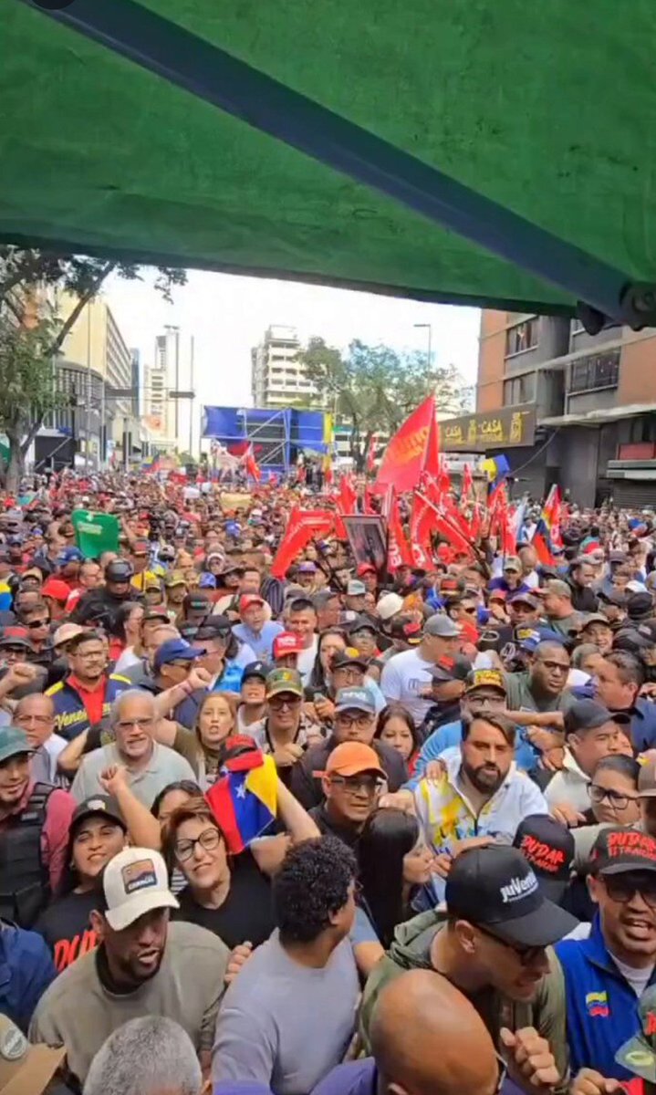 SonPolemicas's tweet photo. Se estima que hay mas de 10 millones de venezolanos en las calles, en todas las ciudades, exigiendo el regreso del Presidente Nicolás Maduro y condenando los ataques contra Venezuela.
Pero según la prensa tarifada "nadie quiere a Maduro". https://t.co/THGmo7lleN
