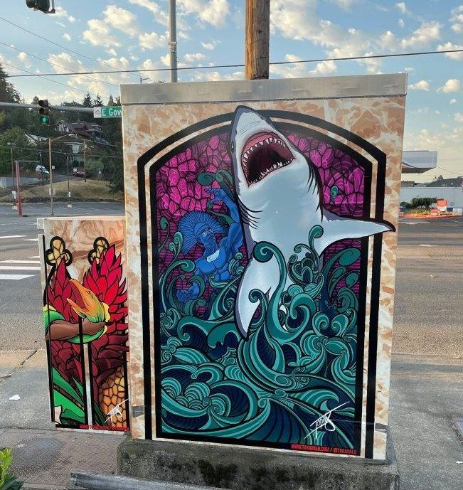 cityofkent's tweet photo. 📍Central Avenue & Gowe Street
This traffic signal controller box art blends imagery from the artist’s Pacific Islander heritage and Salish lore; the art takes inspiration from his Catholic upbringing. #KentArts #wearekent https://t.co/fe7mWRxk77