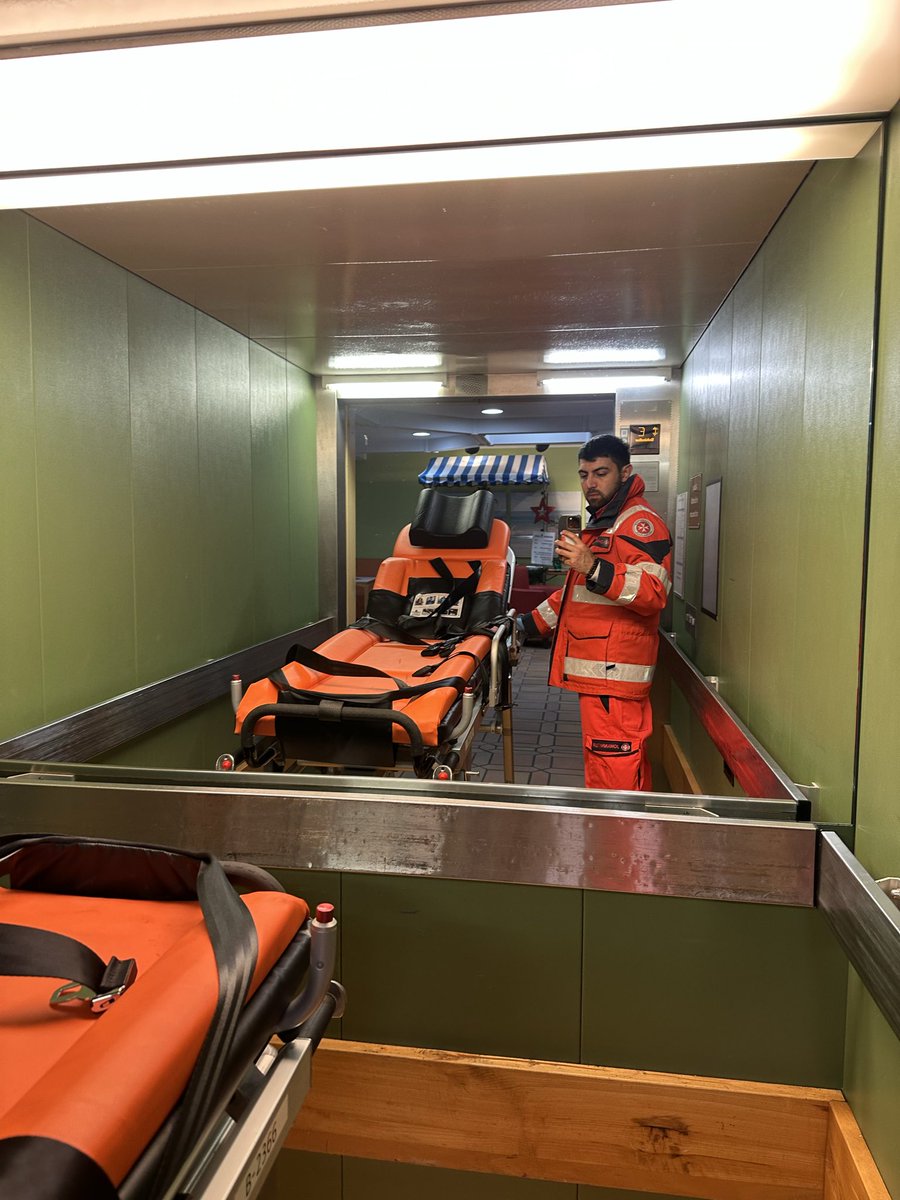 Ich war heute ca. 12 Stunden im Einsatz beim Stromausfall in #Zehlendorf. Ich habe alle Ebenen und Akteure aus nächster Nähe erlebt und bin dankbar für das ganze Engagement. Alle tun ihr menschenmögliches im Hintergrund, formelle und informelle Kanäle um Hilfe zu organisieren.