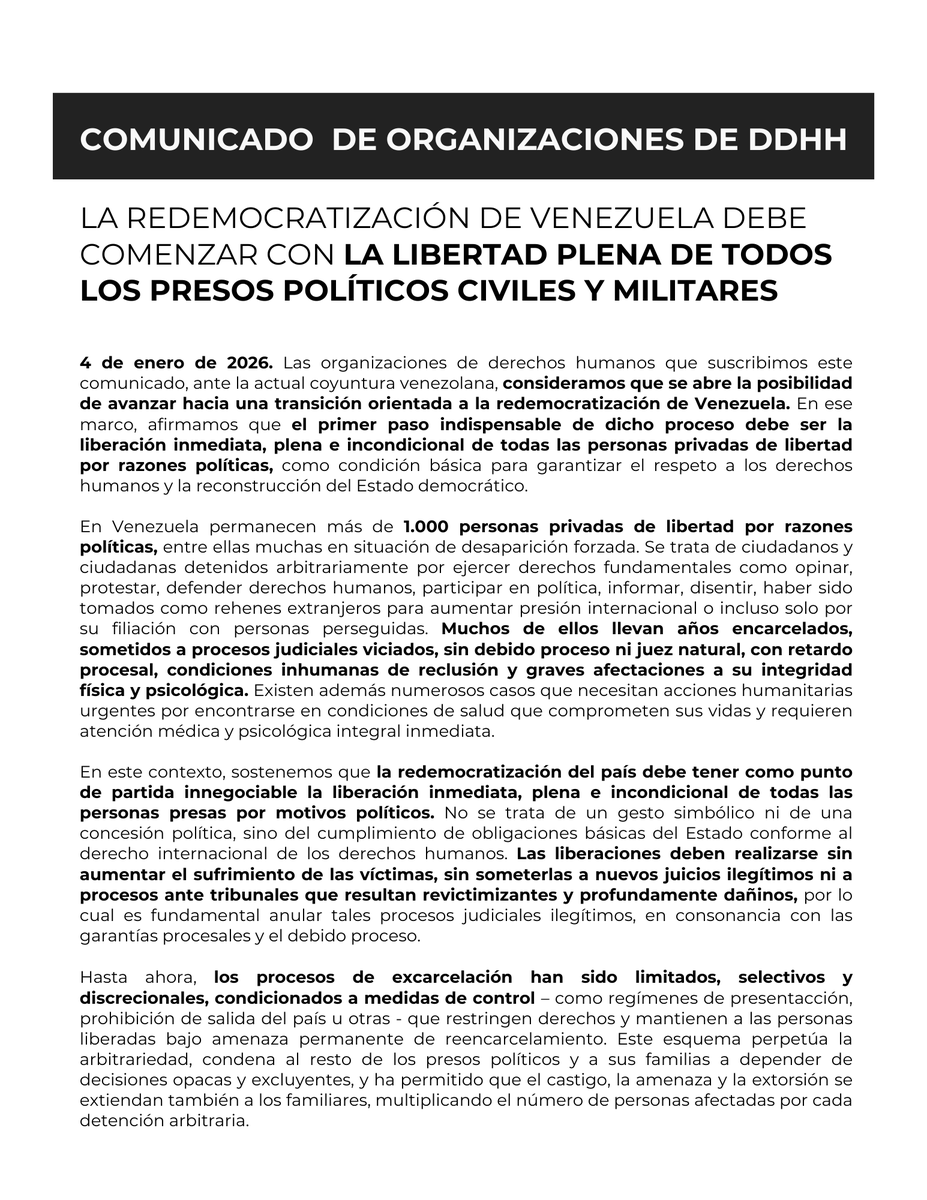 JEPvzla's tweet photo. COMUNICADO | Ante la coyuntura actual, que podría abrir paso a un proceso de transición en Venezuela, afirmamos que cualquier avance hacia la redemocratización debe tener como punto de partida la liberación plena de todas las personas presas por motivos políticos, civiles y militares, conforme a los estándares internacionales de derechos humanos.

Más de 1.000 personas continúan privadas de libertad de forma arbitraria, muchas en condiciones inhumanas, sin debido proceso y algunas en situación de desaparición forzada. Su liberación inmediata, plena e incondicional no constituye una concesión política, sino una obligación del Estado derivada del derecho internacional de los derechos humanos.

Los procesos de excarcelación selectivos y condicionados perpetúan la arbitrariedad, profundizan la revictimización de las víctimas y sus familias, y son incompatibles con cualquier enfoque democrático. No puede avanzarse hacia la redemocratización mientras la libertad dependa de decisiones discrecionales y no de la restitución plena de derechos.

Este pronunciamiento es suscrito por organizaciones de derechos humanos, que reiteramos que avanzar hacia una sociedad democrática exige igualdad ante la ley, la anulación de los procesos penales arbitrarios y garantías efectivas de no repetición. No hay democracia posible mientras existan presos políticos.

📍 4 de enero de 2026 

#JusticiaYLibertad #LibertadParaLosPresosPolíticos #DerechosHumanos #Venezuela #NoMásPersecución