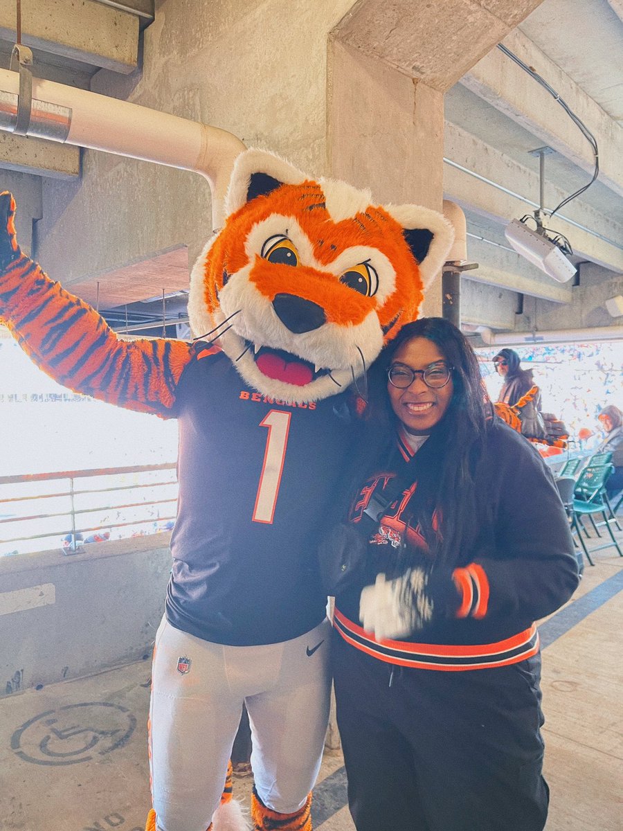 NatoriNerd's tweet photo. The Bengals lost, but I got to meet the queen Shereé and got a kiss from Who Dey ☺️🥰 #RuleTheJungle #RHOA https://t.co/pwPObdely1