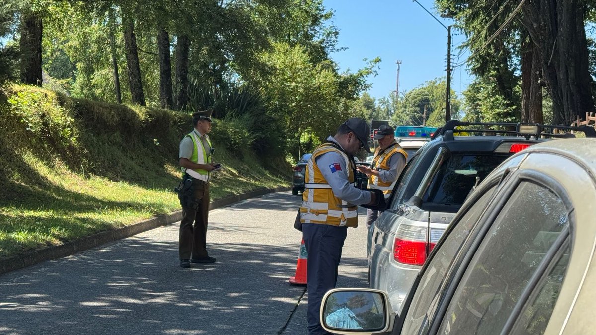 #Valdiviacl: Carabineros de la 1ra. Comisaría en conjunto con <a href="/SENDALOSRIOS/">Senda Los Rios</a> y <a href="/MTTLosRios/">SeremiTT Región de Los Ríos</a> realizan operativo en conjunto de fiscalizaciones a conductores que se enmarca en reforzar la seguridad vial y prevenir la conducción bajo el consumo de alcohol y drogas.