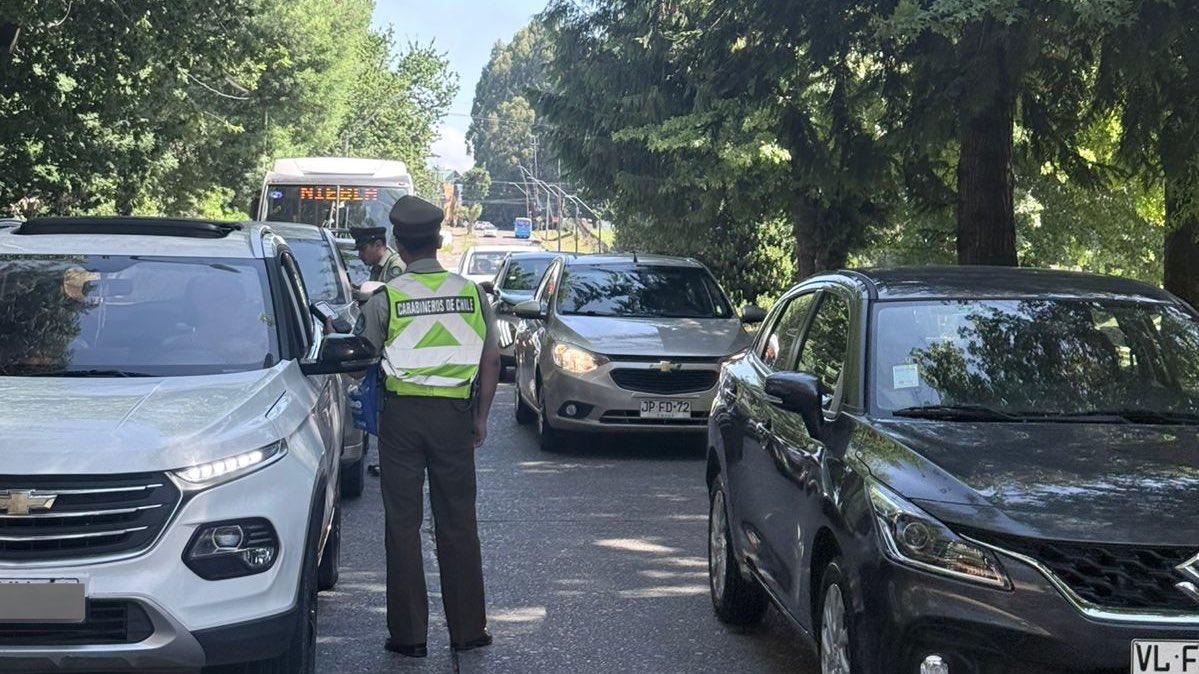 CarabLosRios's tweet image. #Valdiviacl: Carabineros de la 1ra. Comisaría en conjunto con @SENDALOSRIOS y @MTTLosRios realizan operativo en conjunto de fiscalizaciones a conductores que se enmarca en reforzar la seguridad vial y prevenir la conducción bajo el consumo de alcohol y drogas.