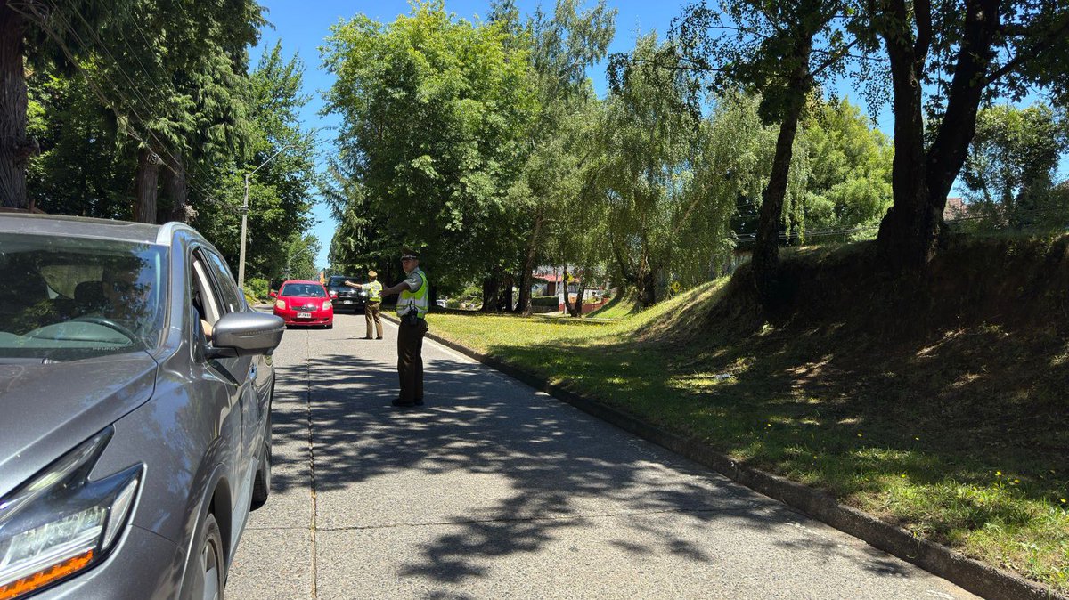 CarabLosRios's tweet image. #Valdiviacl: Carabineros de la 1ra. Comisaría en conjunto con @SENDALOSRIOS y @MTTLosRios realizan operativo en conjunto de fiscalizaciones a conductores que se enmarca en reforzar la seguridad vial y prevenir la conducción bajo el consumo de alcohol y drogas.