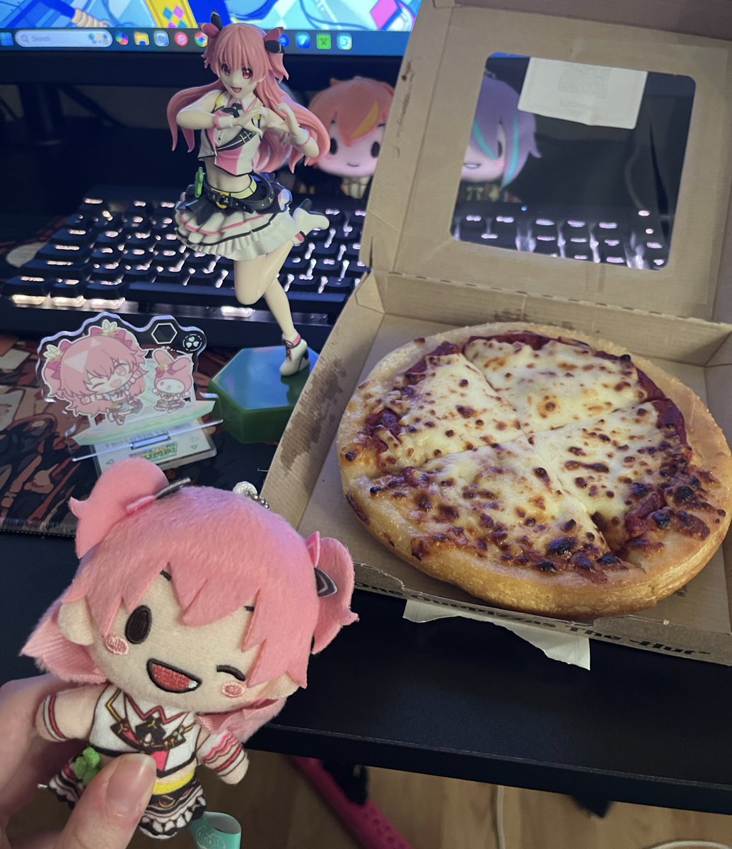 loumissus's tweet image. doing oshikatsu in america sucks so bad because people in other parts of the world will take their plushies to cute cafes but we don’t have that. Like here momoi airi pose with this pizza hut pizza real quick