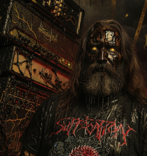 Black now permeates the essence, as if it were something cultivated, deceiving light as much as darkness.
But gold, the roots of the ancient, plants the seeds of the unassailable.
The time of the storm has come.

#TheOlder #theSand #TheExtremeWay