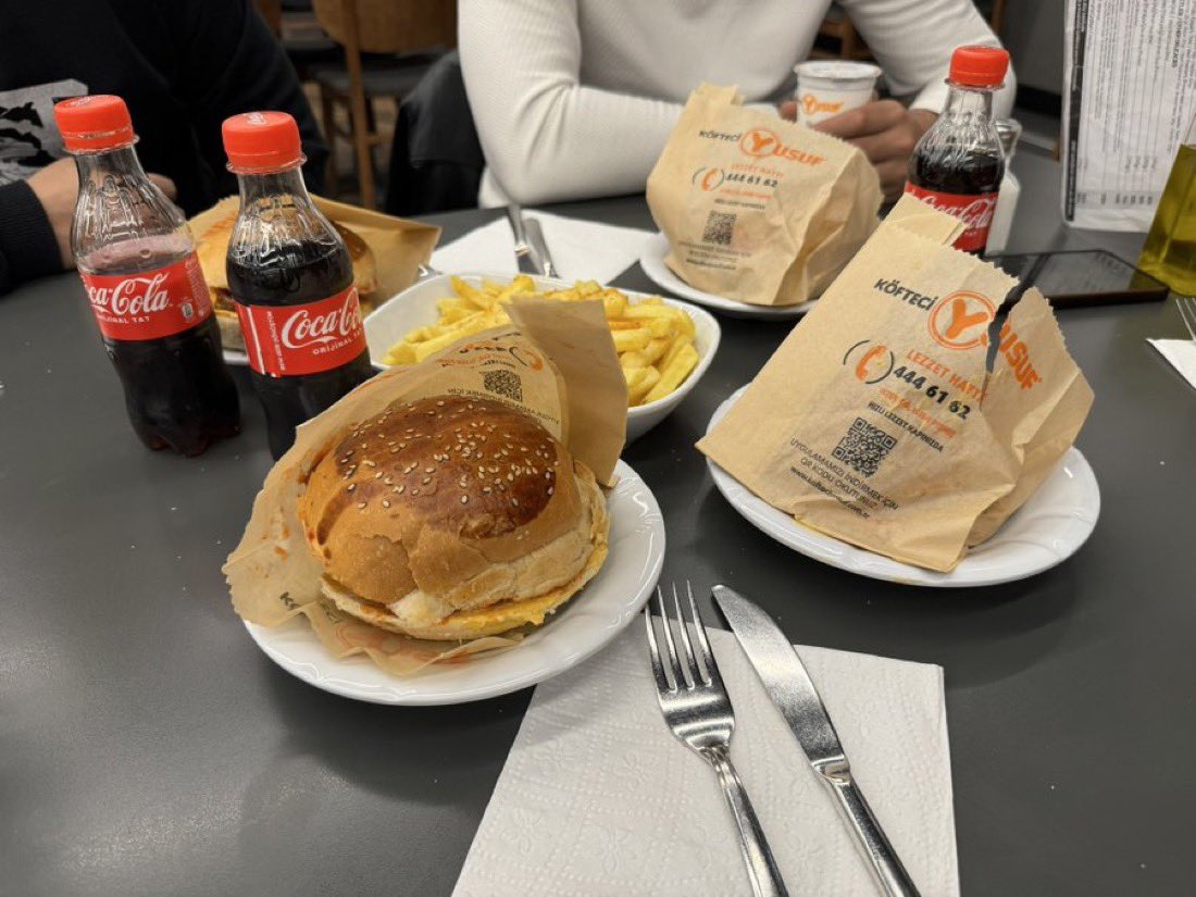 Milletin 1 bardak ayran verdiği paraya çift etli hamburger + kola satıyor.

Lezzeti eşsiz değil ama gayet iyi fiyat/performans ürünü.

Üstelik adama iftira atıldığında bile çıkıp asıp kesmedi, ukalalık yapmadı. Sahibi temiz bir TÜRK.