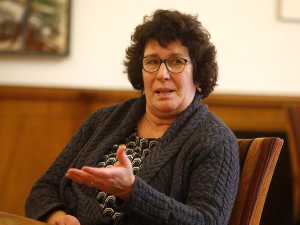 sparbuchfeinde's tweet image. Handlungsprotokoll der grünen Bezirksbürgermeisterin von Steglitz-Zehlendorf, Maren Schellenberg: 

- weigert sich den Stromausfall zum „Großschadensereignis“ zu erklären

- weigert sich die Hilfe der Bundeswehr in Anspruch zu nehmen

- gibt Eltern den Hinweis, doch möglichst…