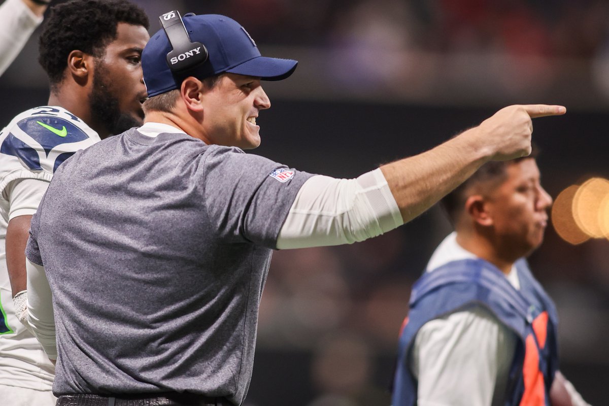 UnderdogNFL's tweet image. Wild Card matchups

NFC
(7) Packers at (2) Bears
(6) 49ers at (3) Eagles
(5) Rams at (4) Panthers

Bye: Seahawks

AFC
(7) Chargers at (2) Patriots
(6) Bills at (3) Jaguars
(5) Texans at (4) Ravens/Steelers

Bye: Broncos