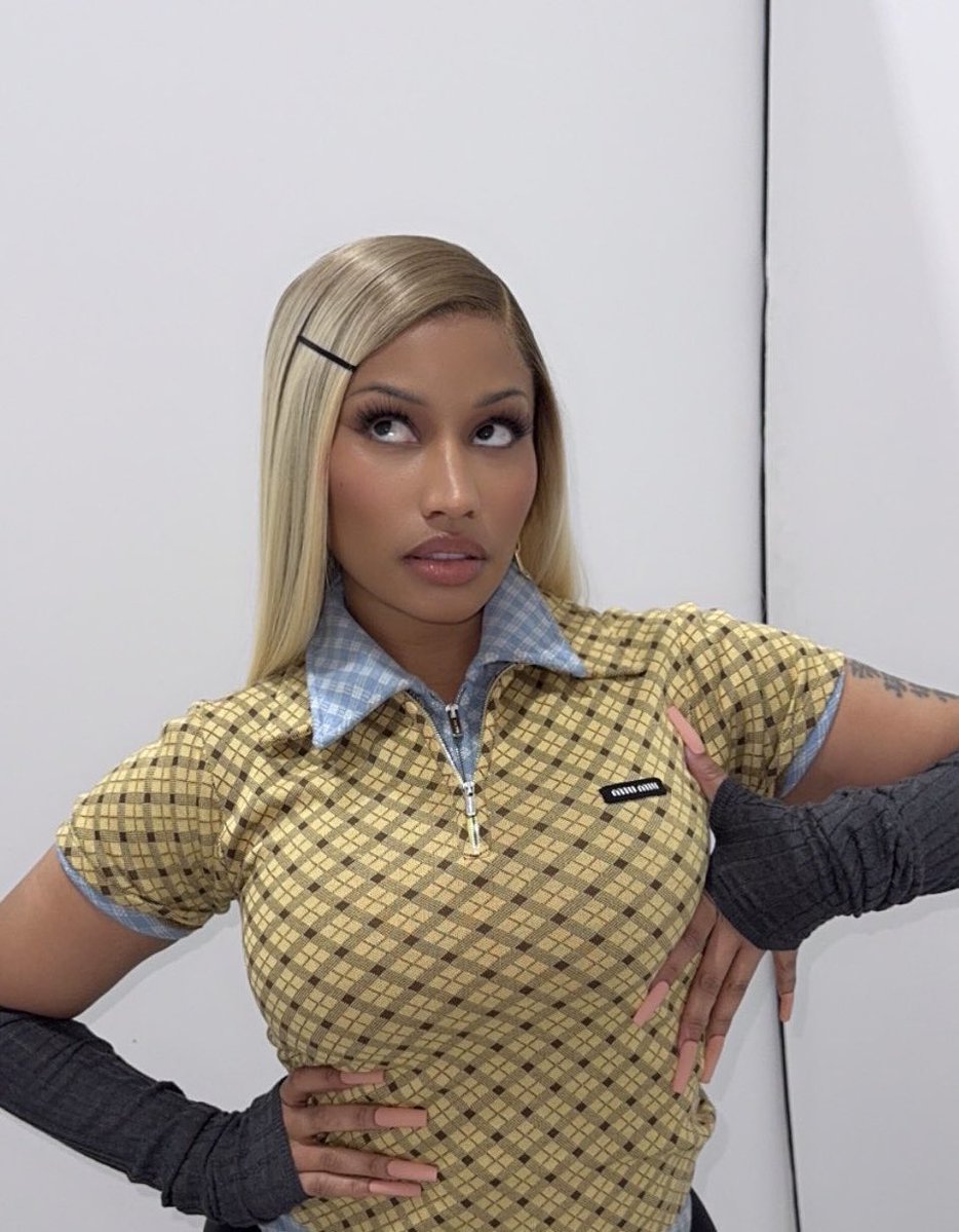 BuzzingPop's tweet image. “Although I haven’t been invited to a Black person’s house since, except Nicki Minaj’s, but who wants to go over there?”

— Chelsea Handler shades Nicki Minaj during her #CriticsChoice monologue