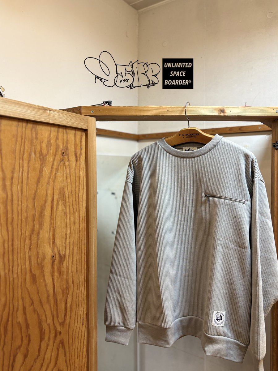 定番リブ編みのような風合いにメタルZIPが洗練さを演出。ニットを