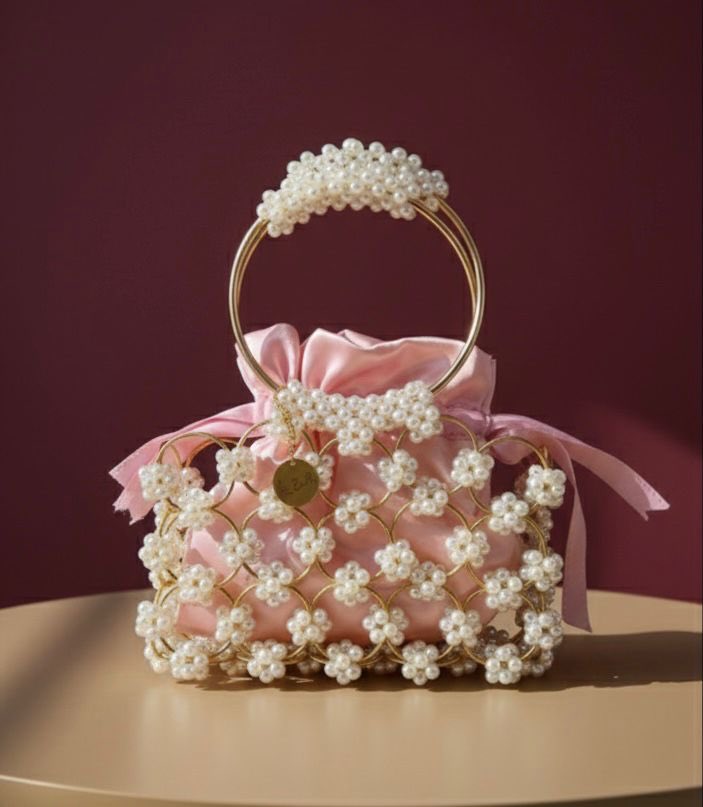 شنطة لولو مع بطانة زهري ومسكة ذهبية 

عندك مناسبة؟ تبغين شنطة فخمة! ايش تنتظرين راسلينا الحين ✨