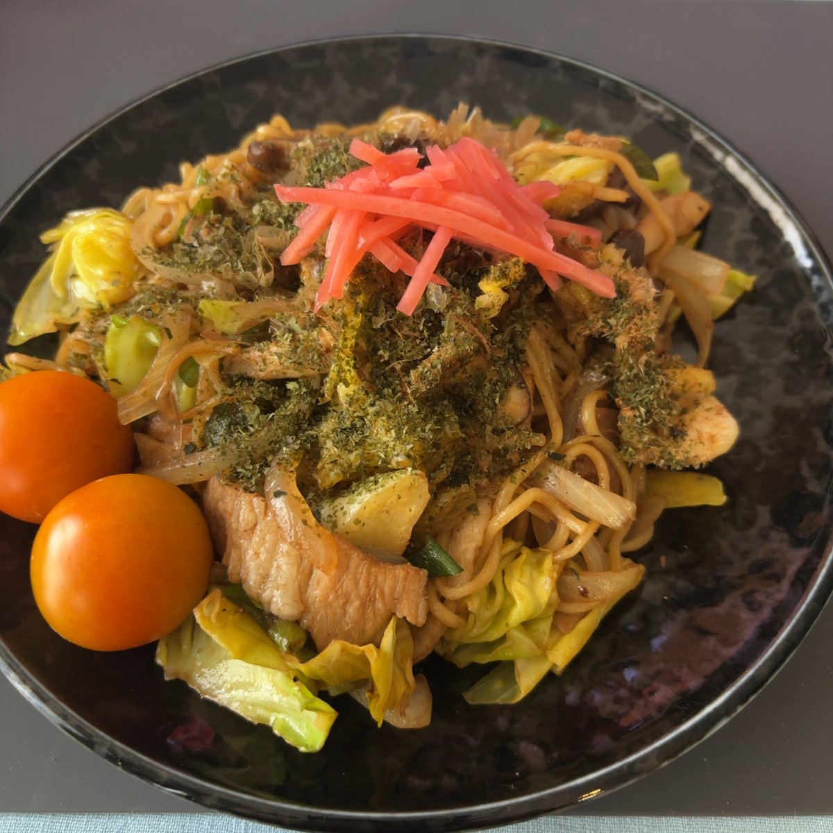 eats_tokyo's tweet image. ソース焼きそば
#おうちごはん
#cookingforone
#自炊記録
Yakisoba
プチトマトにしてはデカい奴ら