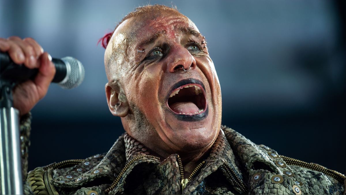 🔥 Hoy está cumpliendo 63 años Till Lindemann, cantante y gran frontman alemán que ha construido una sólida carrera con Rammstein y que también lleva una faceta solista bastante interesante.