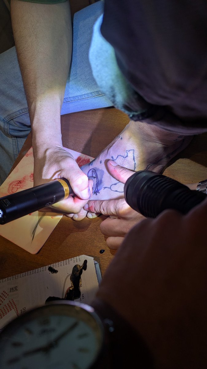 JaviGancedo's tweet photo. del día que Rubo nos presentó su proyecto, brindamos, me tatué una cabeza de ratón con cola de león y después pedaleó la familia https://t.co/DrMsJMPzL3