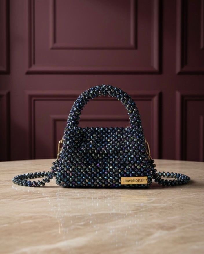 شنطة خرز فخمة وطبعا الاسم عالشنطة انتي تختارينه
.