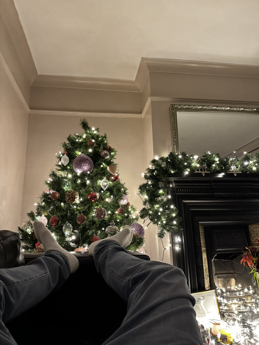 LBListon's tweet image. Why have I left taking this all down to the last minute. I can’t wake up to decorations tomorrow.