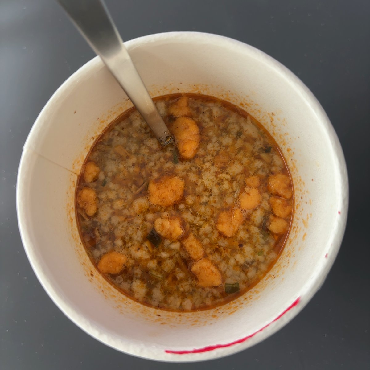 eats_tokyo's tweet image. ママーカップお粥
#おうちごはん
#cookingforone
#自炊記録
Mama Jok Cup Instant Rice Porridge in Shrimp Tom Yum flavor
旅行先でヌードルだと思って買ったらお粥だったって奴
大事に保存してたんですが、いい加減食べろよって
美味しかったです！