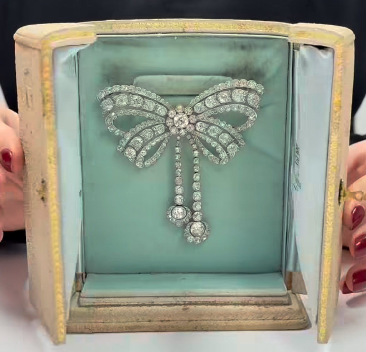 Belle Époque brooch, by Chaumet

Circa 1900, a delicate bow brooch set in platinum and rose-cut and old-cut diamonds