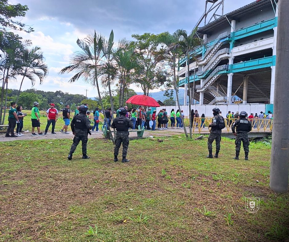 PMOPHN's tweet photo. 🚨 #OperacionesPMOP | Las @FFAAHN a través de la Policía Militar del Orden Público (#9BPMOP), ejecutaron Operaciones Policiales Militares antes, durante y después del partido de fútbol, en los alrededores del Estadio Olímpico Metropolitano de San Pedro Sula. https://t.co/PqRrlR4tzq