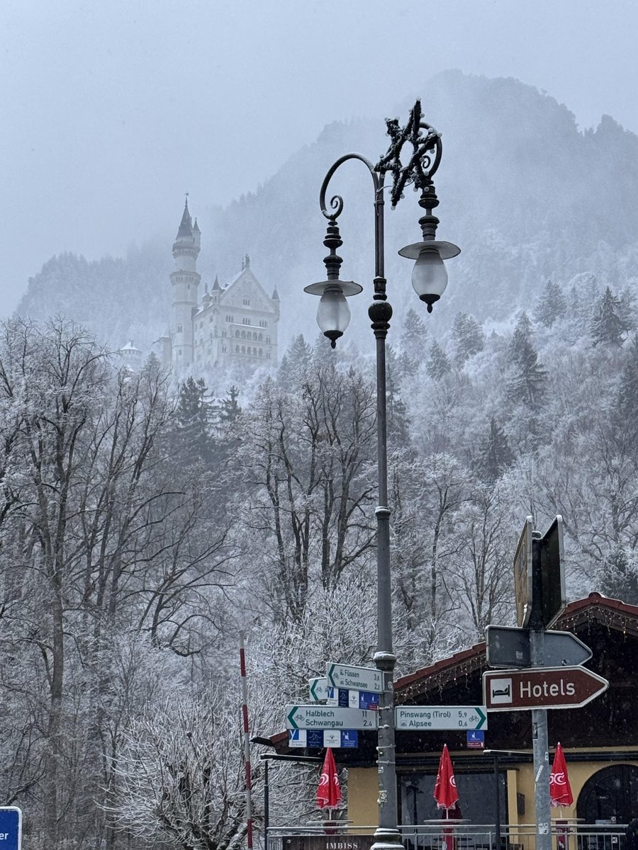 annsol_'s tweet photo. Neuschwanstein Castle covered in snow, every tower looks like a castle straight out of a dream ❄️ https://t.co/1gr08moatj