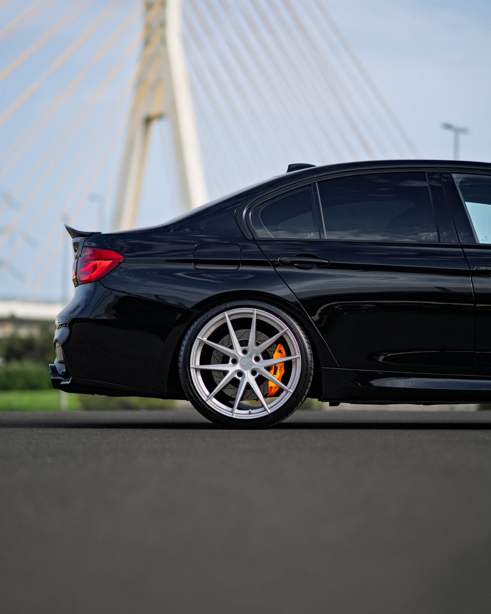 Arceo Stars ASW04 Vega, Crystal Silver rengi ve 20” ölçüsüyle BMW F30’un zarif çizgileriyle kusursuz bir uyum yakalıyor.

Alman mühendisliğinin hassasiyetini yansıtan 5x120 bağlantı ölçüsü, her dönüşte kalite ve estetiği bir araya getiriyor.

 #ArceoStars #ArceoAsw04 #ArceoVega