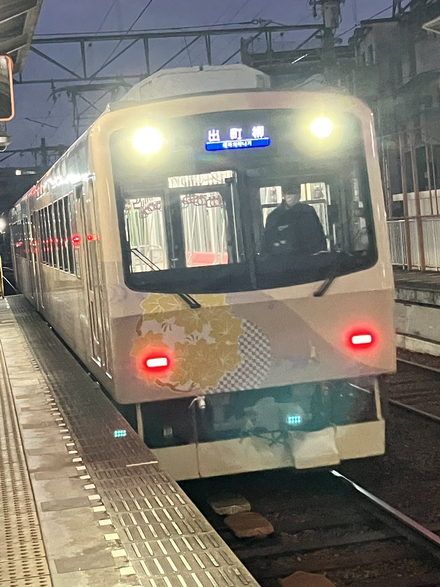 今日の叡電

今朝の通勤電車は、「舞」101+102号です。
和柄の車内外が新春らしい(^^)
#叡電