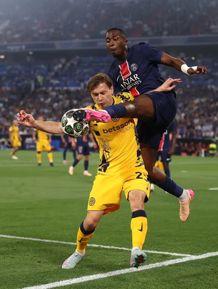 MegaPSG_'s tweet image. 🚨 Willian Pacho 🇪🇨 élu RÉVÉLATION MONDIALE DE L’ANNÉE 2025 France TV ! 🥇❤️💙