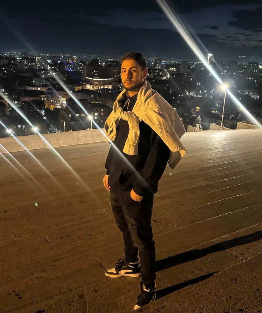 #حسین_هادی_زاده از بچه‌های باشرف محلات در استان مرکزی ۲۵  ساله شب گذشته وحشیانه بازداشت شده و خبری از وضعیت سلامتش در دست نیست
خانواده‌ش بشدت نگرانش هستن لطفا صدای این پسر دلیر باشید