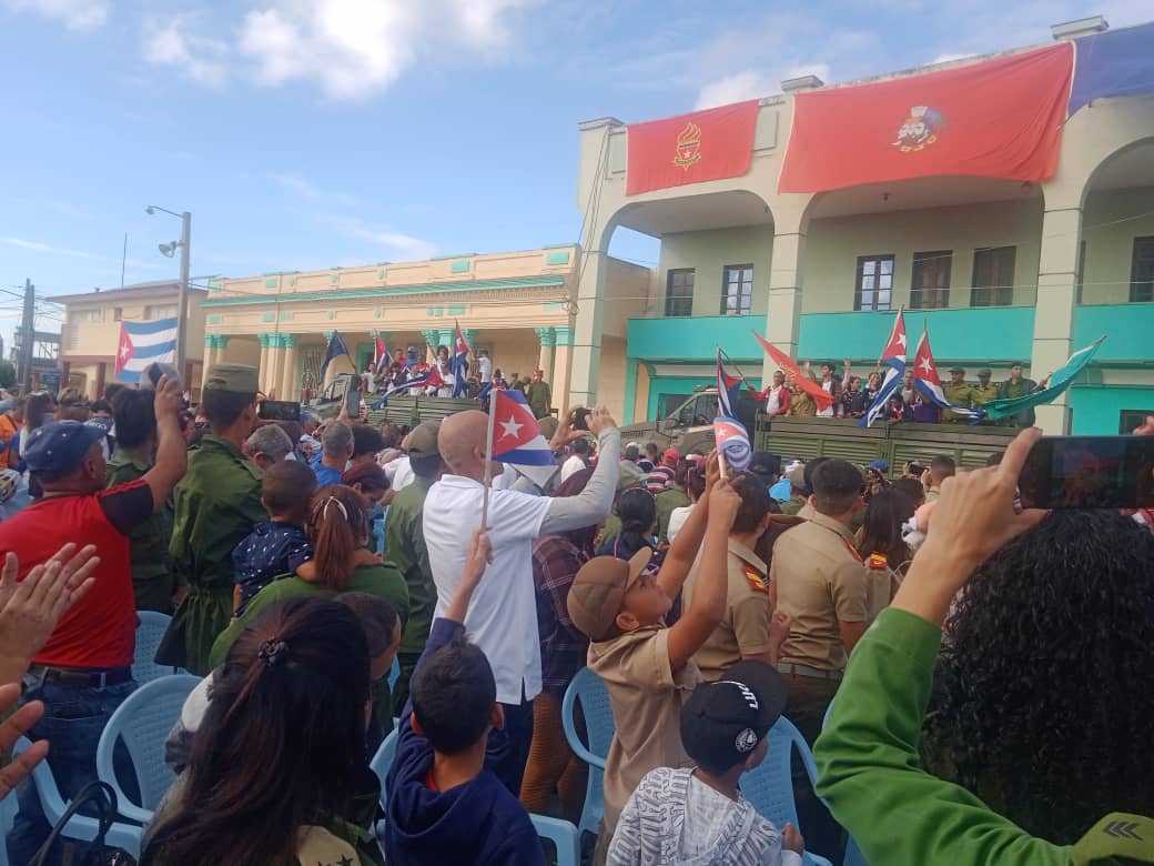 MinfarC's tweet photo. 🇨🇺Camagüey recibe a los jóvenes que reeditan la Caravana de la Libertad, Fidel está presente , se recuerda al mejor amigo de Cuba, Hugo Chávez, Venezuela 🇻🇪 es soberana su presidente debe ser liberado.
#100AñosConFidel https://t.co/5XPvrRWjbn