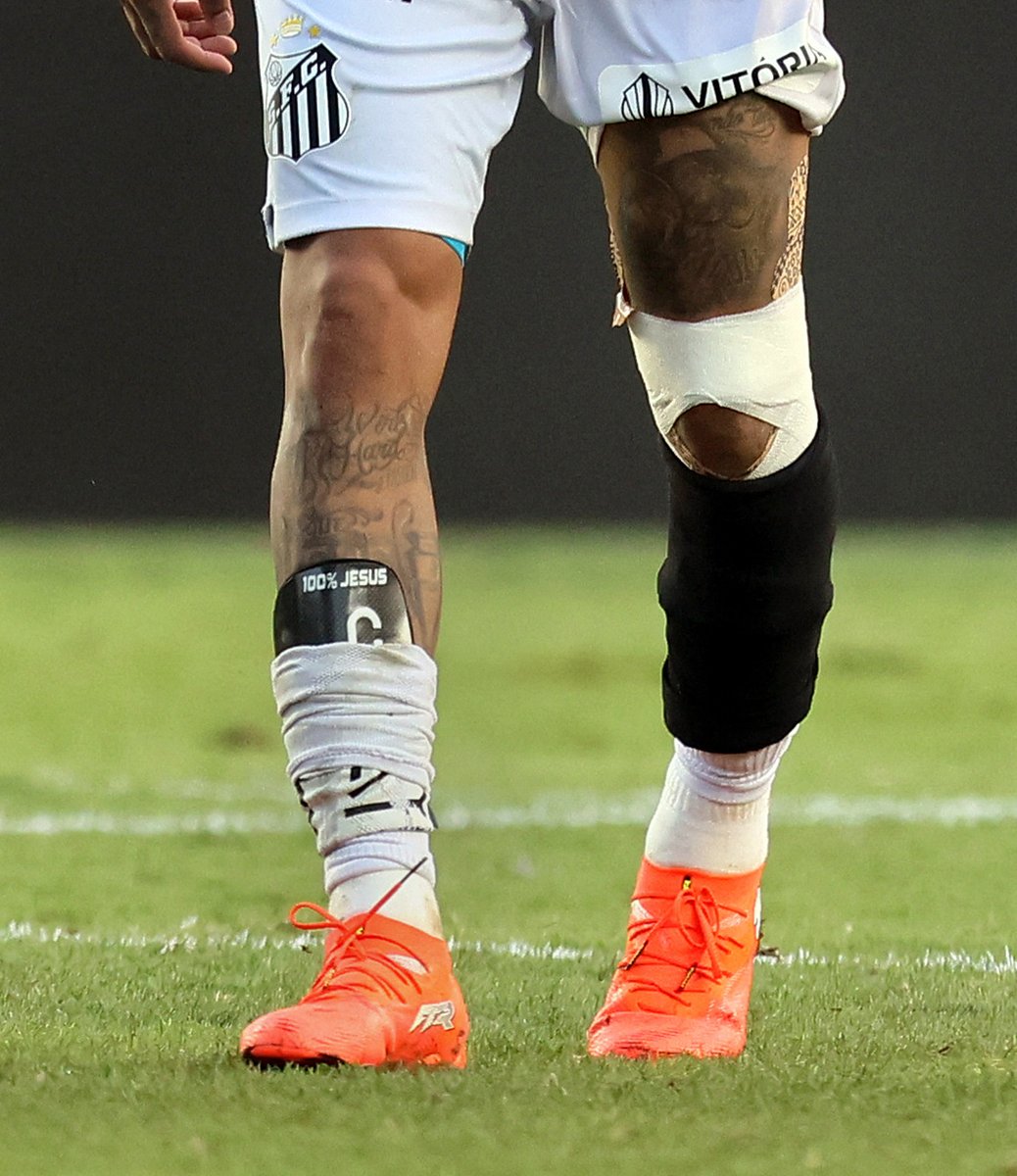 Neymar'ın babası, oğlunun Santos'taki son sakatlık sorunları sırasında futbolu bırakmaya çok yaklaştığını açıkladı.

“Bana ‘Artık bunu yapamıyorum. Ameliyat olmam gerekiyor ama buna değip değmeyeceğinden bile emin değilim baba. Çok yorgunum.’ dedi.”